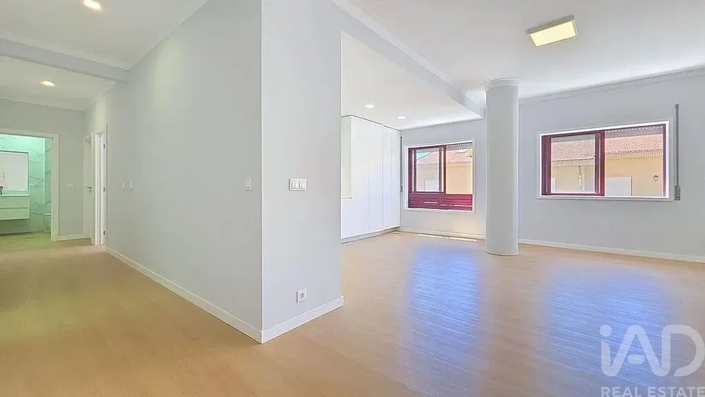 Salon; lumière naturelle, parquet, rénové