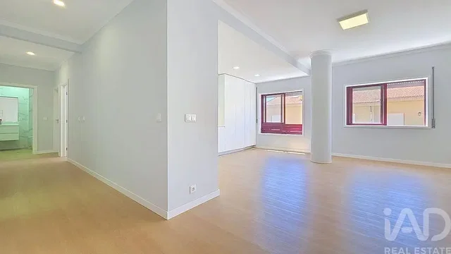 Woonkamer; natuurlijk licht, houten vloer, gerenoveerd