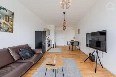 Wohnzimmer; holzboden, tageslicht, moderner stil, küchengeräte