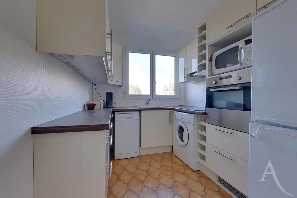 Kuhinja; kuhinjski aparati, pločice, prirodno svjetlo