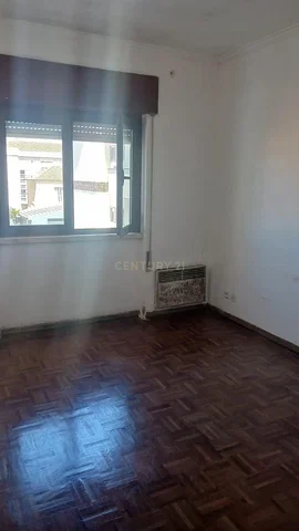 Quarto; chão de madeira, luz natural