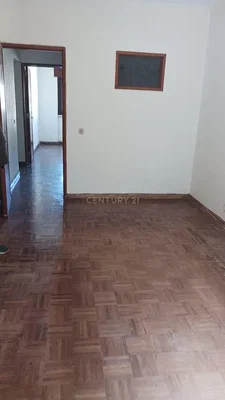 Остало; дрвени под, природно светло