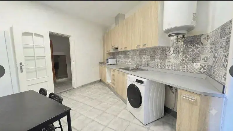 Cuisine; électroménager, carrelage, lumière naturelle