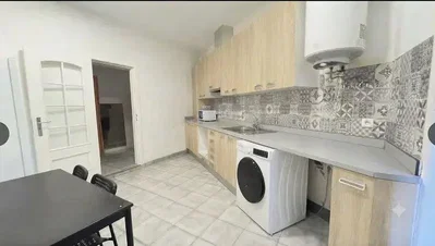 Cuisine; électroménager, carrelage, lumière naturelle