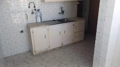 Кухиња; потребна реновација, плочице
