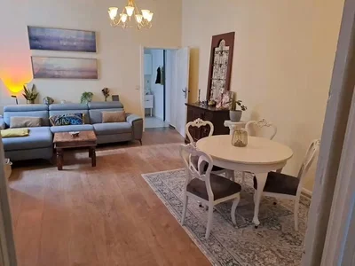 غرفة معيشة; أرضية خشبية, ضوء طبيعي