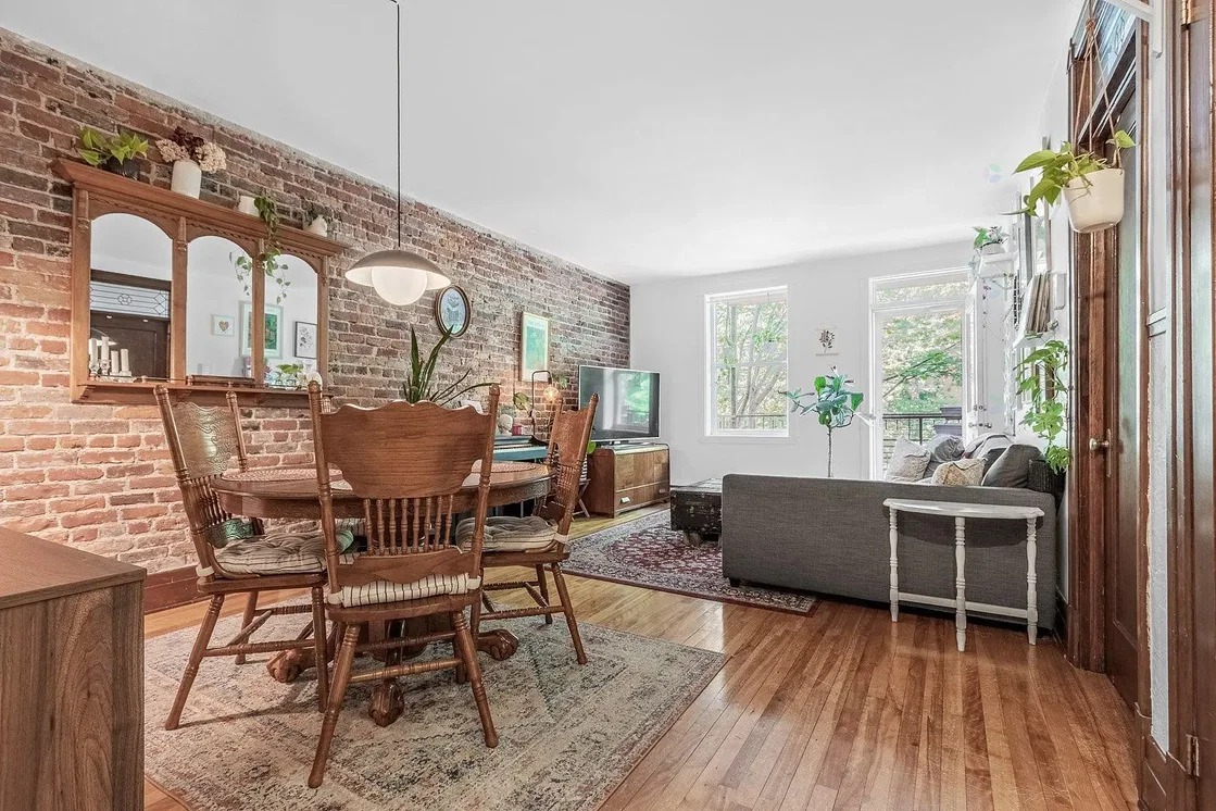 Living room; wood floor, rustic style, natural light
