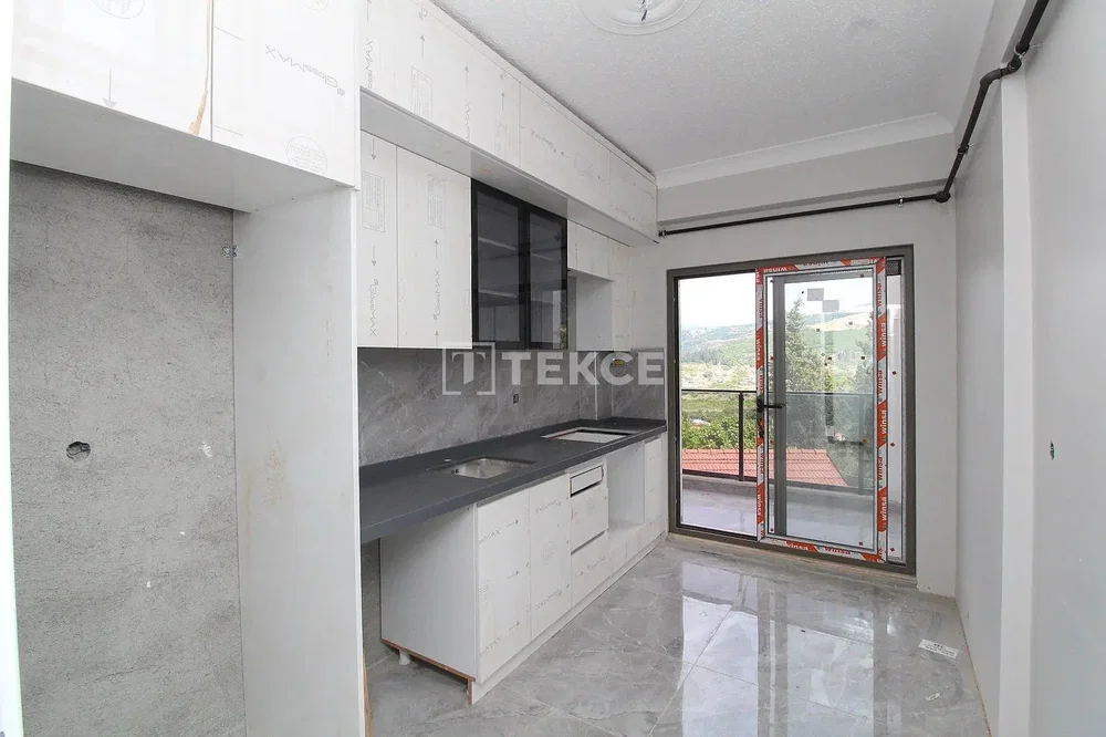 Kuhinja; potrebna renovacija, pločice, pogled
