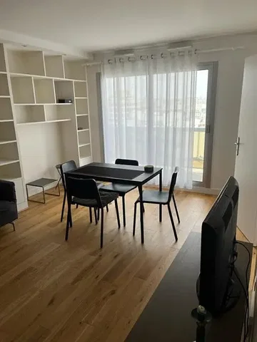 Dnevna soba; drveni pod, prirodno svjetlo