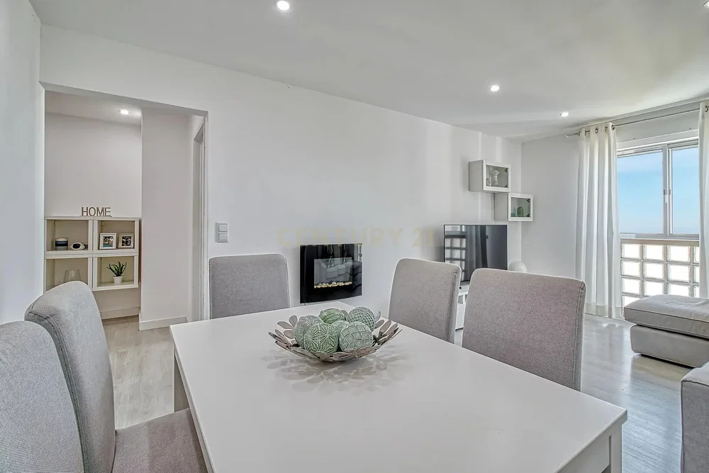 Oturma odası; doğal ışık, modern stil, şömine