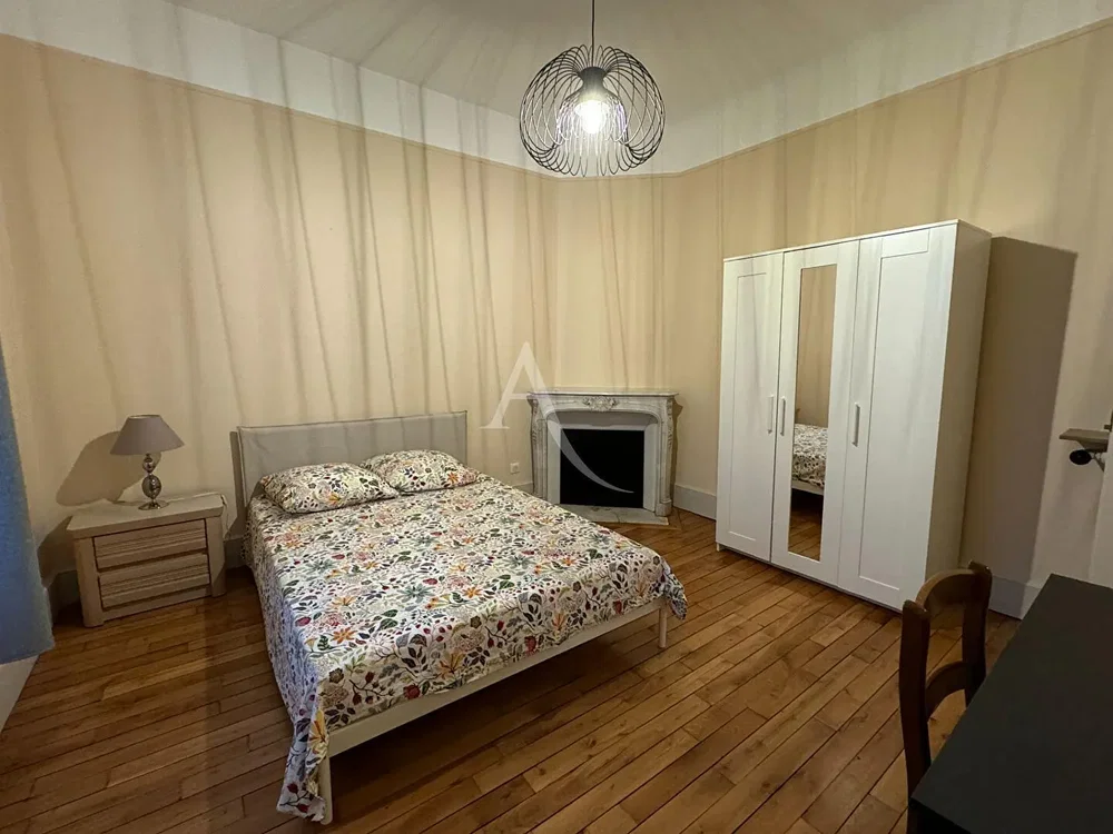 Schlafzimmer; holzboden, kamin, tageslicht