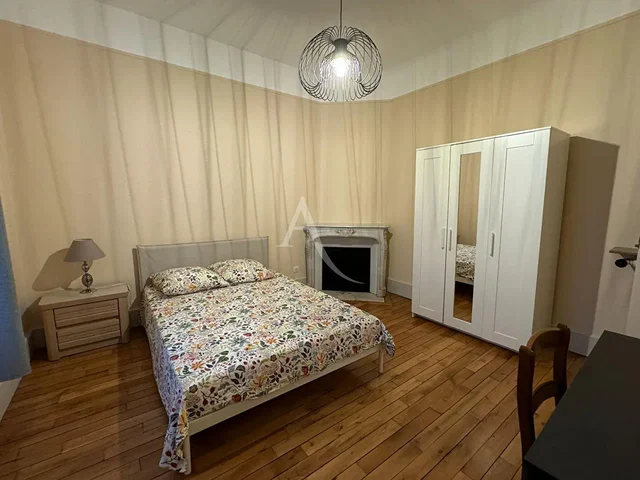Schlafzimmer; holzboden, kamin, tageslicht