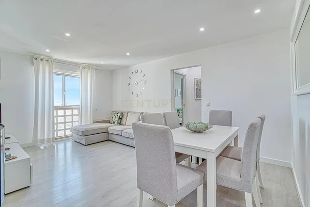 Wohnzimmer; tageslicht, holzboden, moderner stil