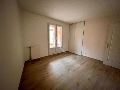 Spavaća soba; drveni pod, prirodno svjetlo