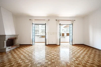 Wohnzimmer; kamin, holzboden, tageslicht