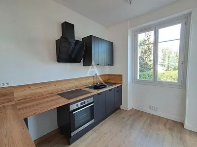 Kuhinja; kuhinjski aparati, drveni pod, prirodno svjetlo, moderni stil