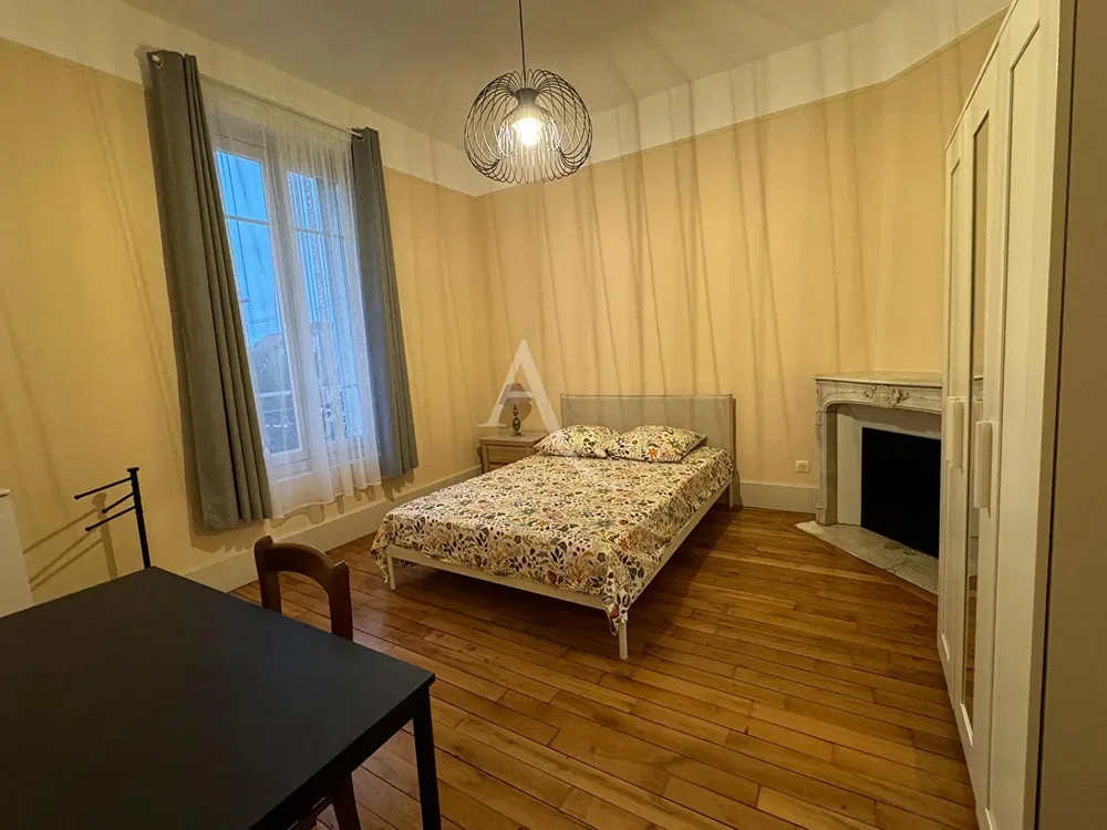 Schlafzimmer; holzboden, kamin, tageslicht