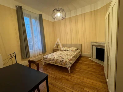 Schlafzimmer; holzboden, kamin, tageslicht