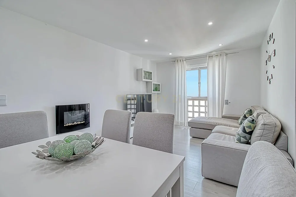 Oturma odası; doğal ışık, modern stil, şömine