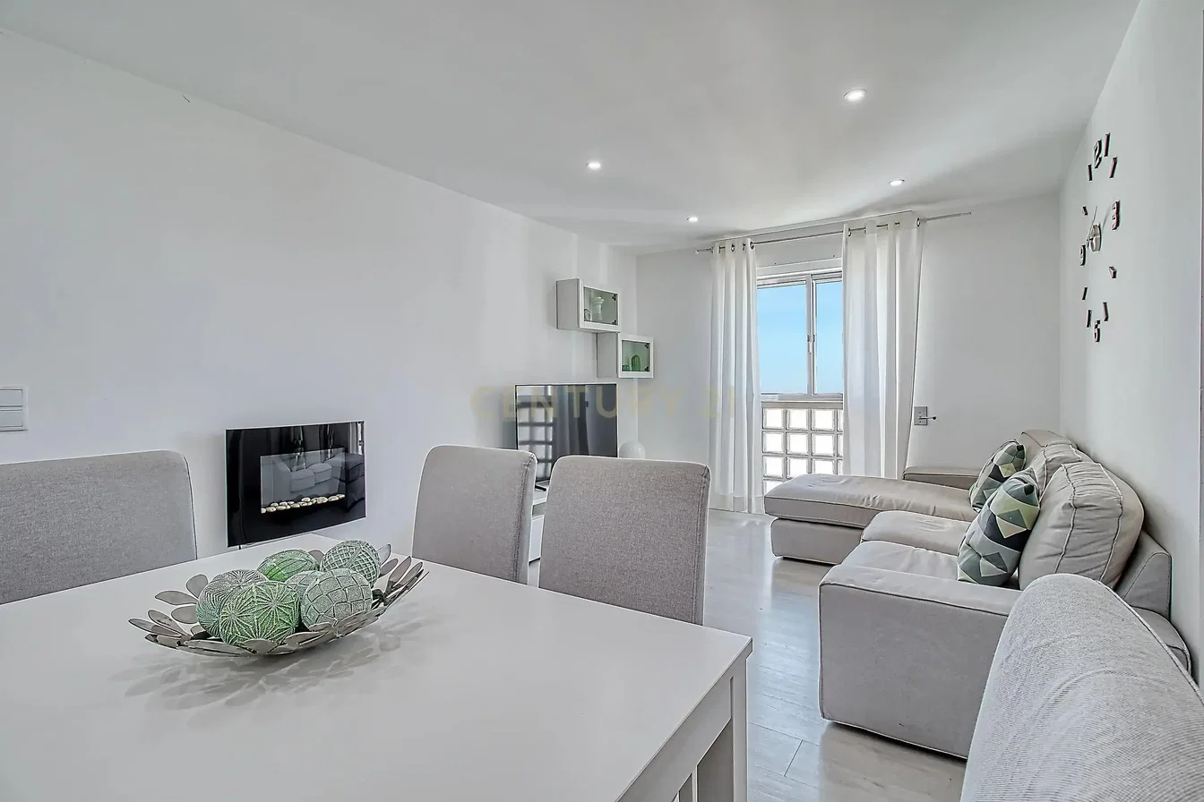 Oturma odası; doğal ışık, modern stil, şömine