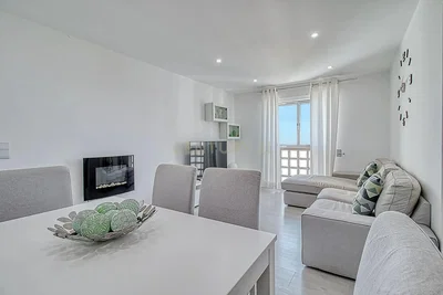 Oturma odası; doğal ışık, modern stil, şömine