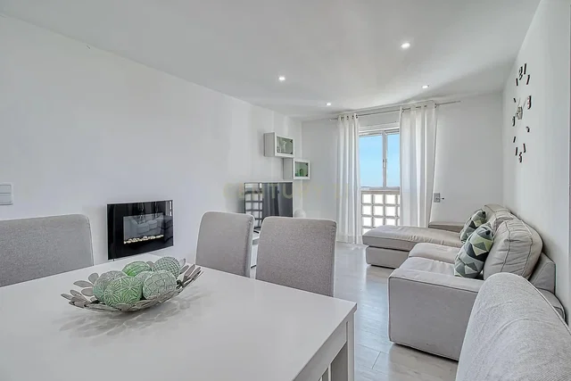 Wohnzimmer; tageslicht, moderner stil, kamin