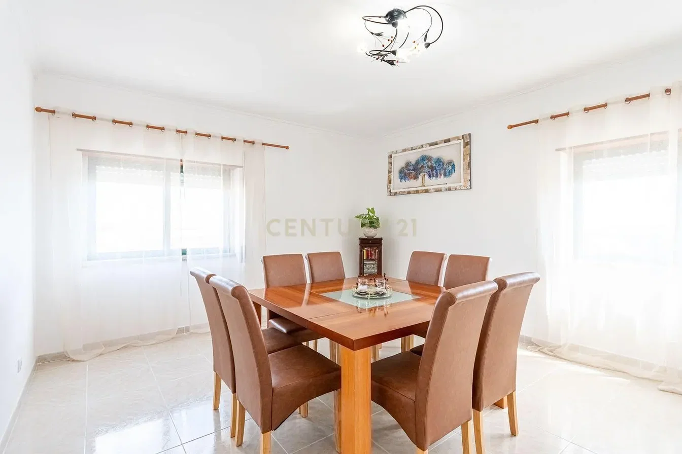 Wohnzimmer; fliesenboden, tageslicht