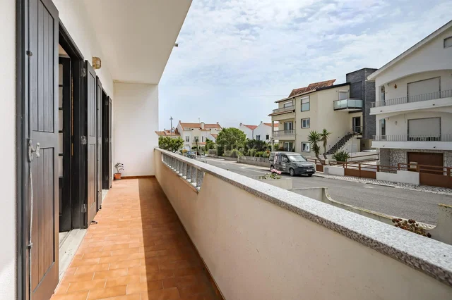 Balcone; pavimento in piastrelle, vista