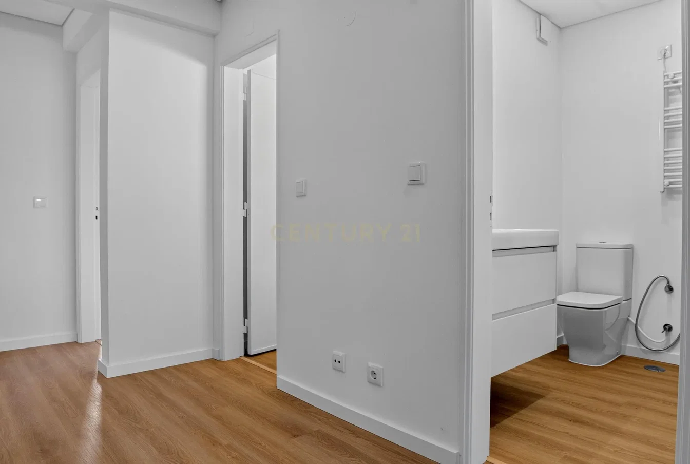 Toaleta; dřevěná podlaha, přirozené světlo