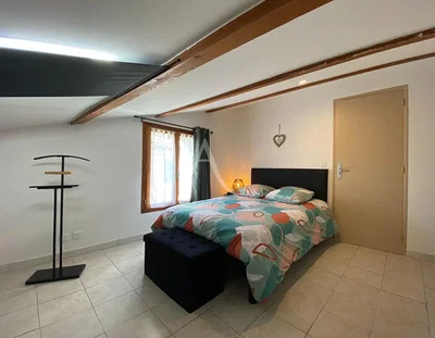 Quarto; chão de azulejo, vigas de madeira, luz natural