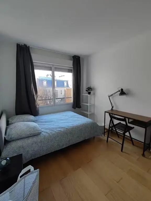 Spavaća soba; drveni pod, prirodno svjetlo