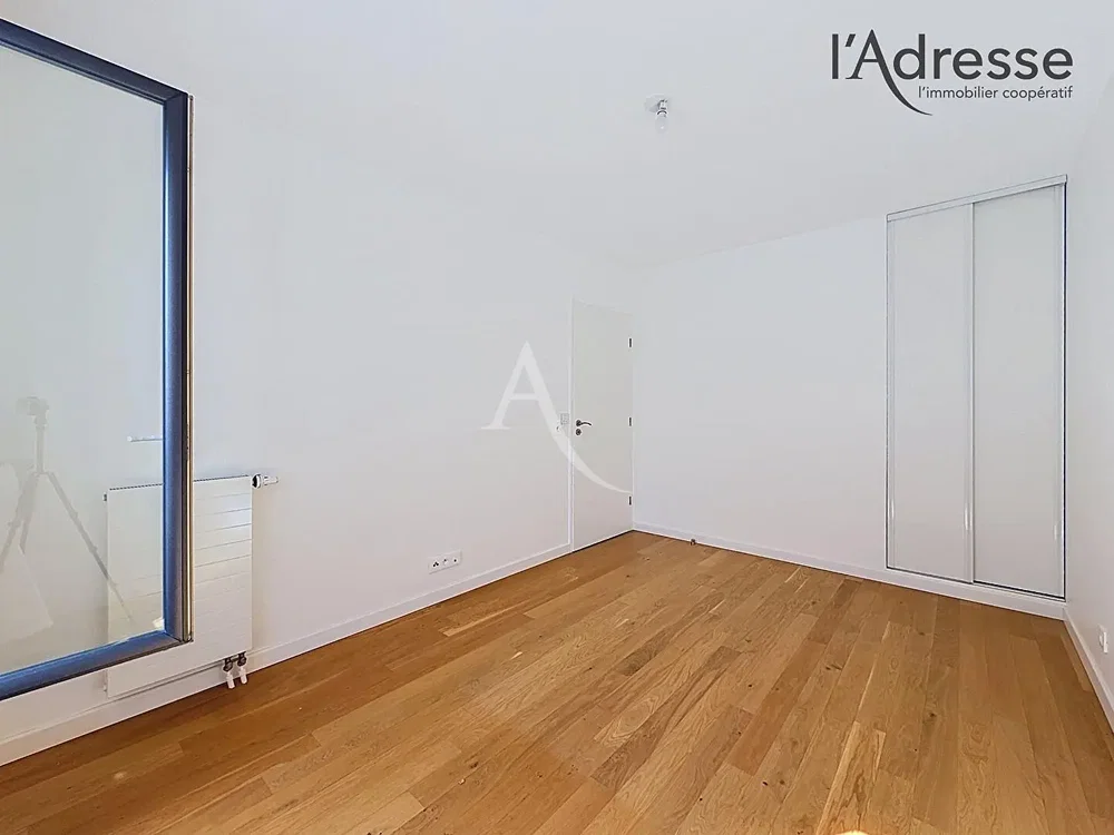 Schlafzimmer; holzboden, tageslicht