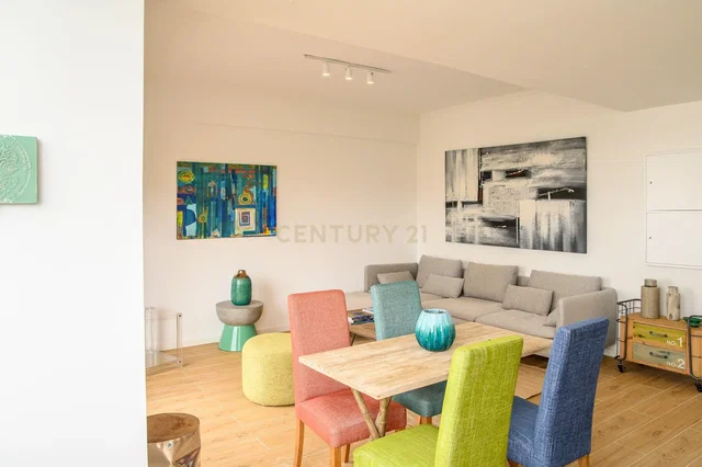 Living room; wood floor, natural light, modern style