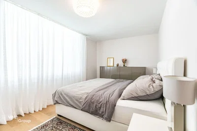 Quarto; luz natural, chão de madeira