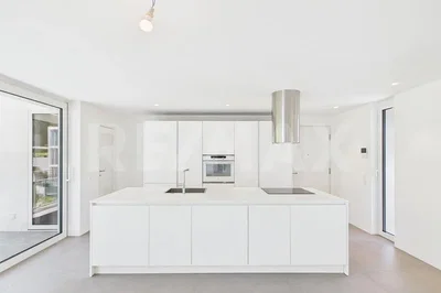 Cuisine; électroménager, lumière naturelle, rénové, carrelage