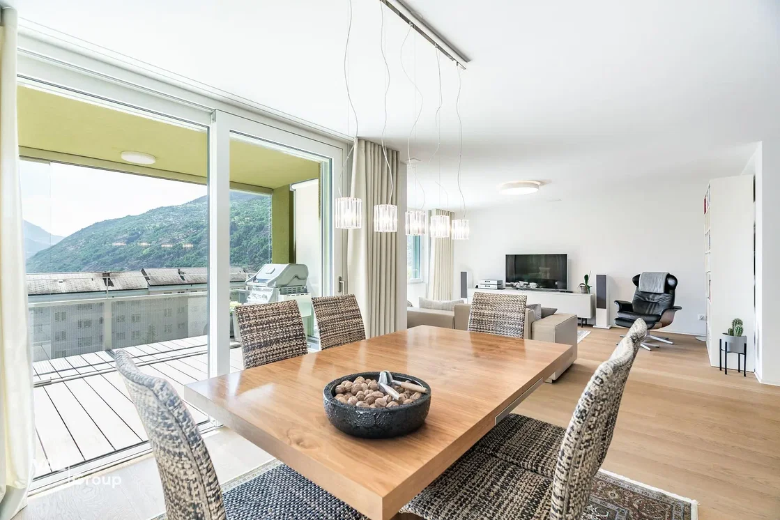 Sala de estar; vista, chão de madeira, luz natural, estilo moderno