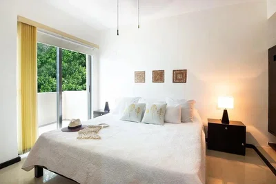Chambre; lumière naturelle, carrelage