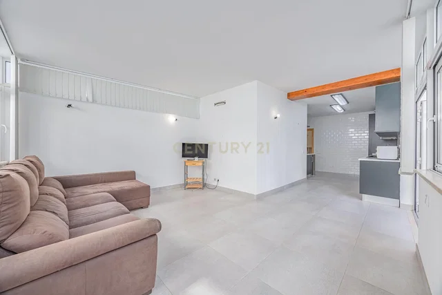 Salón; luz natural, suelo de baldosas