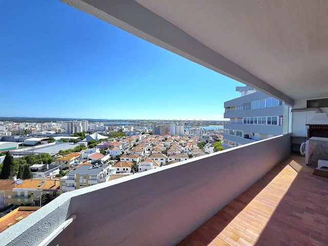 Balcone; vista, pavimento in legno
