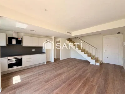 Cocina; electrodomésticos, suelo de madera, luz natural