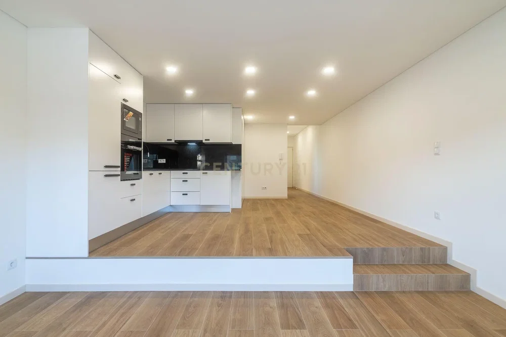Cuisine; électroménager, parquet, lumière naturelle