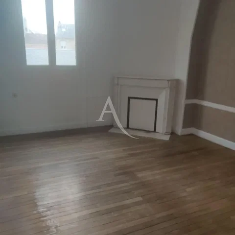 Wohnzimmer; holzboden, tageslicht, kamin