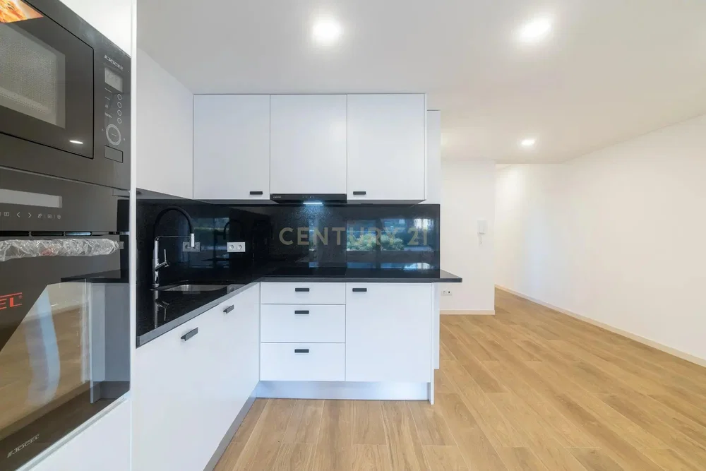 Cuisine; électroménager, parquet, rénové, lumière naturelle
