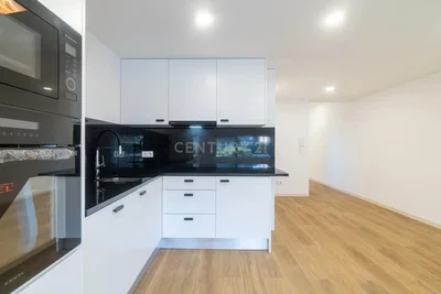 Cuisine; électroménager, parquet, rénové, lumière naturelle