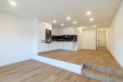 Cuisine; électroménager, parquet, lumière naturelle