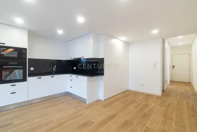 Cuisine; électroménager, parquet, lumière naturelle
