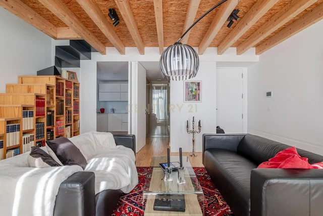 Woonkamer; houten balken, natuurlijk licht