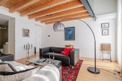 Wohnzimmer; holzbalken, tageslicht, moderner stil