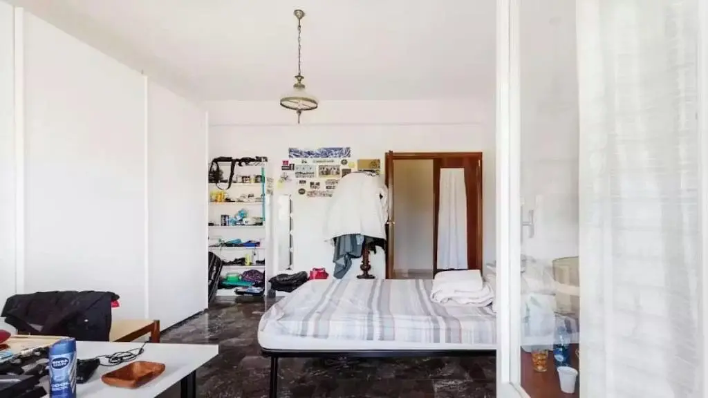 Spavaća soba; prirodno svjetlo, potrebna renovacija