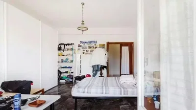 Spavaća soba; prirodno svjetlo, potrebna renovacija